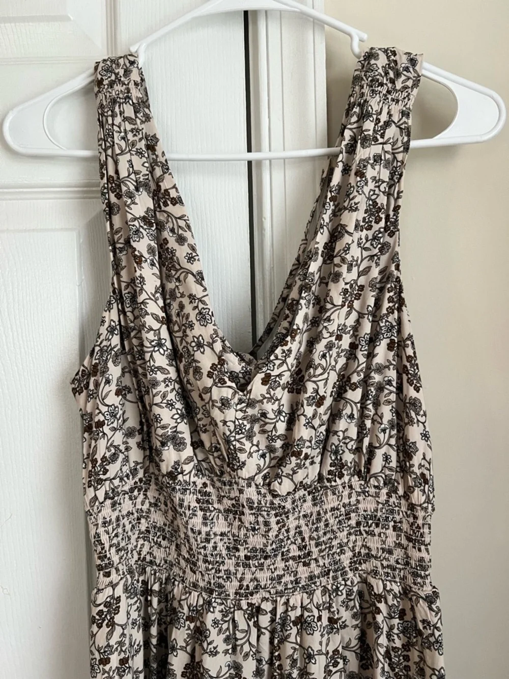 Old Navy Beige & Black Floral V-Neck Smocked Waist Sleeveless Dress Medium - Picture 5 of 9